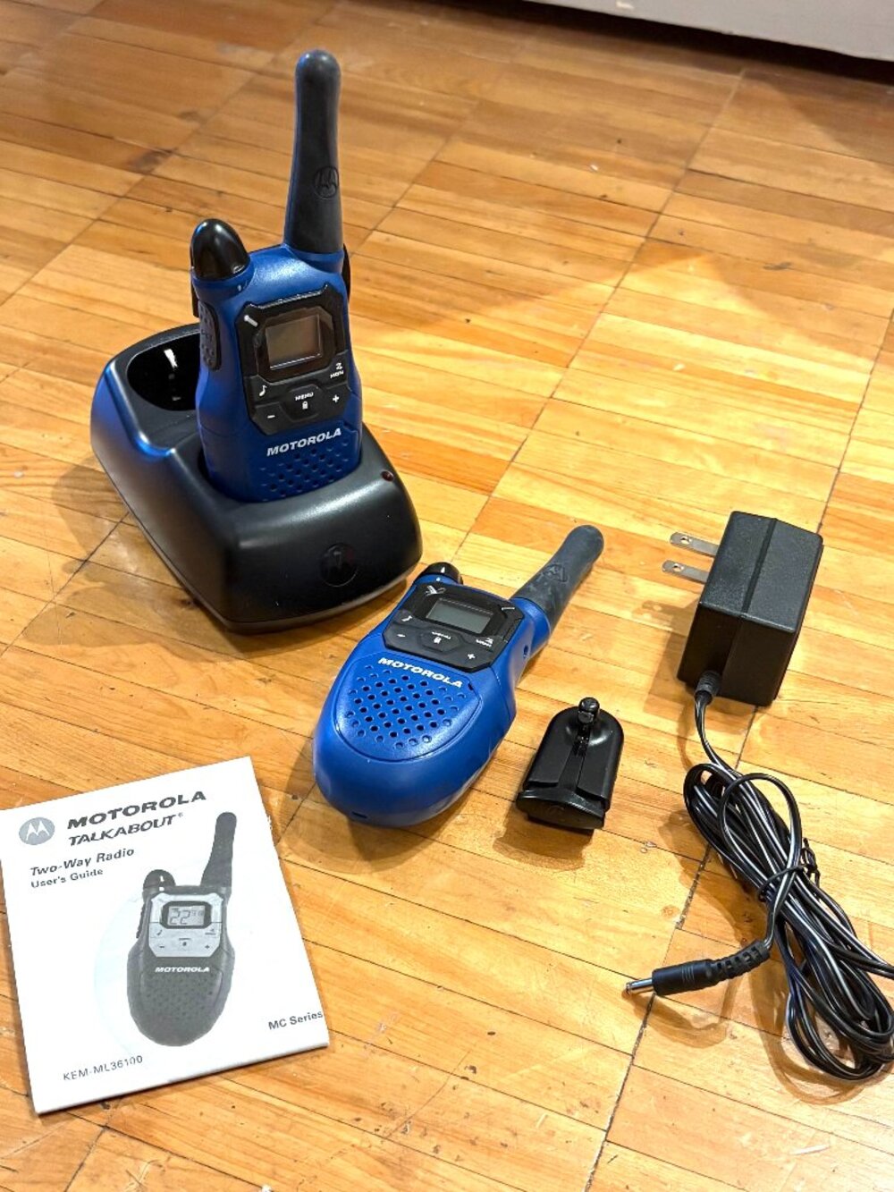 LIKE NEW MOTOROLA TALKABOUT 2-WAY RADIOS MODEL: MC220R